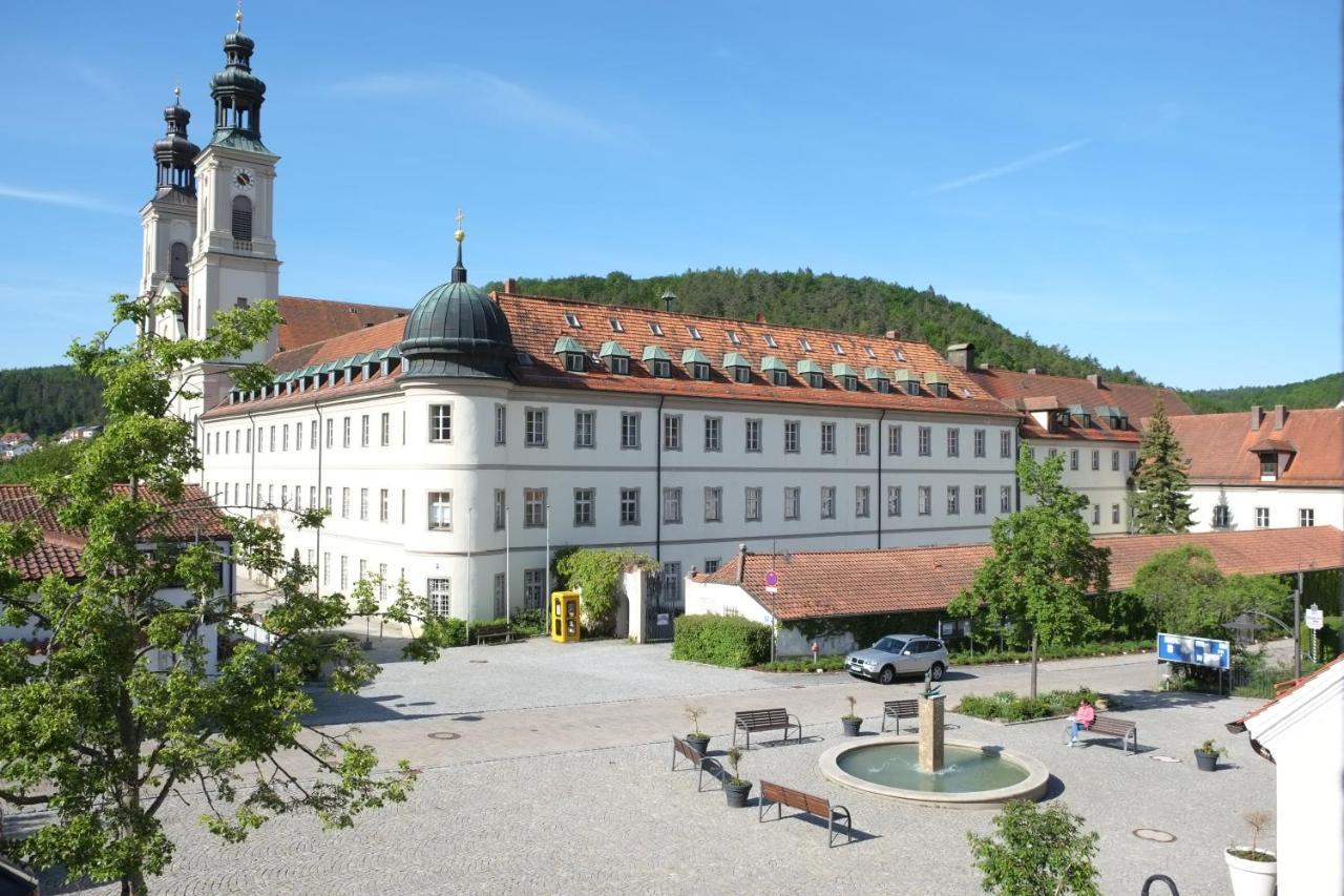 65Qm Wohnung Klosterblick Im Historischen Pfarrhaus Pielenhofen Exterior photo